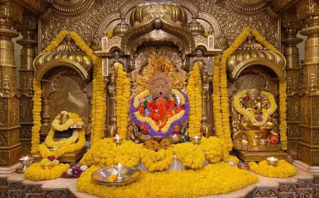 श्री सिद्धिविनायक मंत्र और आरती हिंदी में  (Shree Siddhivinayak Mantra And Aarti Lyrics In Hindi)
